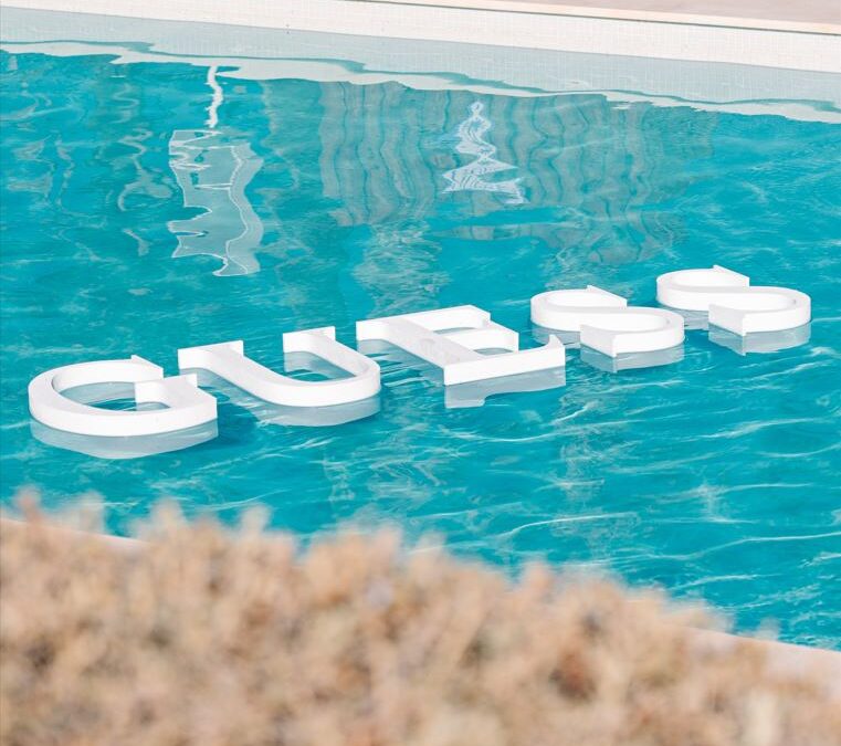 Guess viaja a Ibiza: lujo y estilo con influencers